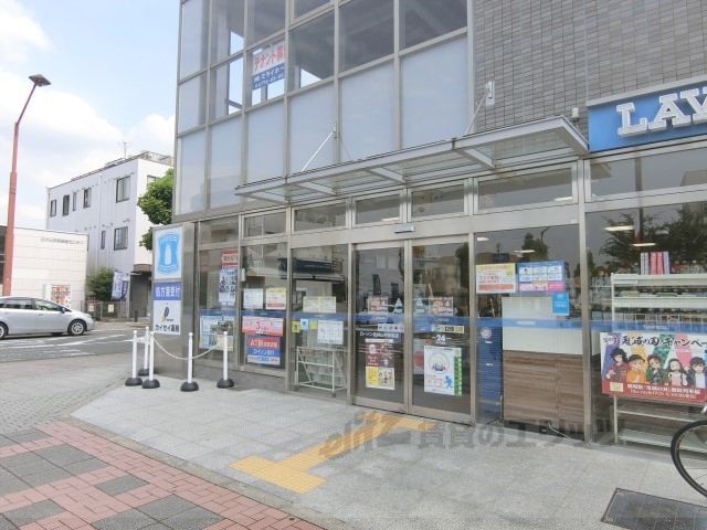 近くにローソン 松井山手駅前店まで600メートルあり