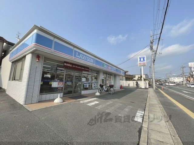 近くにローソン 大和郡山新町店まで500メートルあり