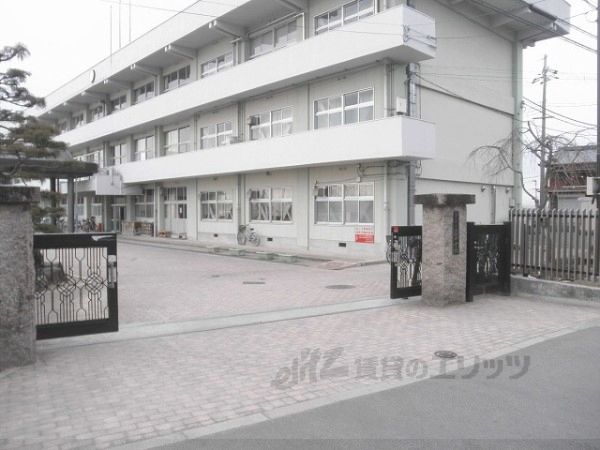 近くに山城中学校まで1700メートルあり