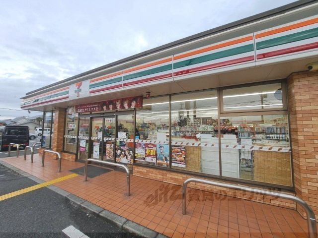 近くにセブンイレブン　橿原醍醐町店まで260メートルあり