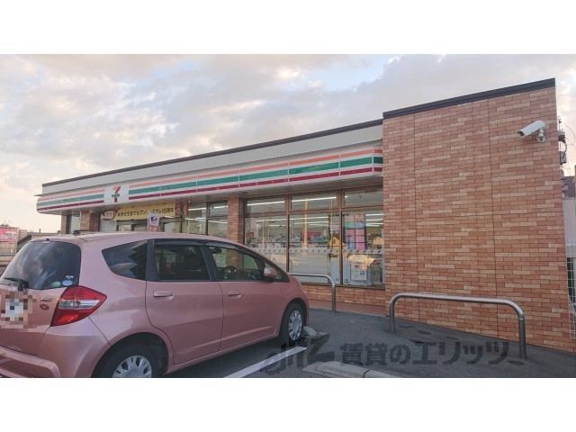 近くにセブンイレブン　橿原新賀町店まで400メートルあり