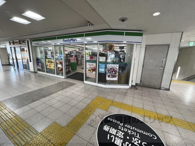 近くにファミリーマート 近鉄大和高田駅前店まで800メートルあり