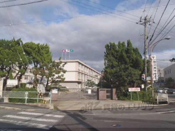 近くに京都府立田辺高等学校まで2800メートルあり