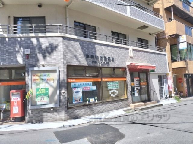 近くに生駒本町郵便局まで220メートルあり