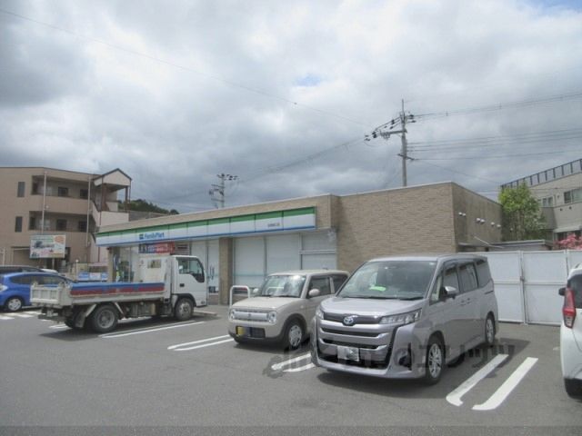 近くにファミリーマート 生駒俵口店まで1300メートルあり