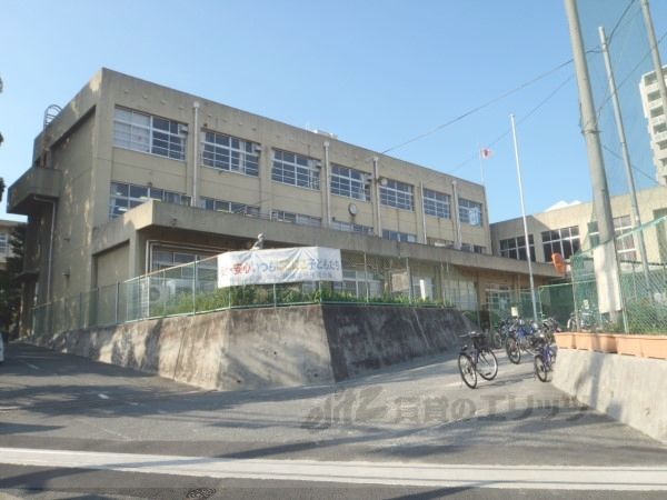 近くに寺田小学校まで850メートルあり