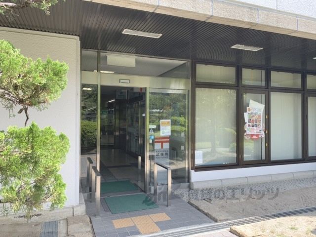近くに奈良市役所内郵便局まで1400メートルあり