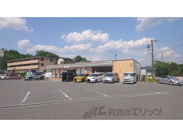 近くにセブンイレブン 奈良般若寺町店まで350メートルあり