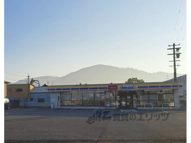 近くにミニストップ　桜井芝店まで1400メートルあり