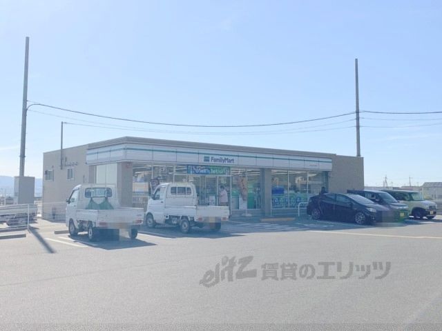 近くにファミリーマート　奈良古市町店まで1000メートルあり
