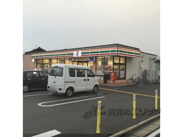 近くにセブンイレブン 木津川原田店まで550メートルあり