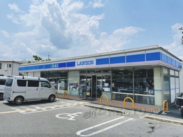近くにローソン 加茂駅前店まで450メートルあり