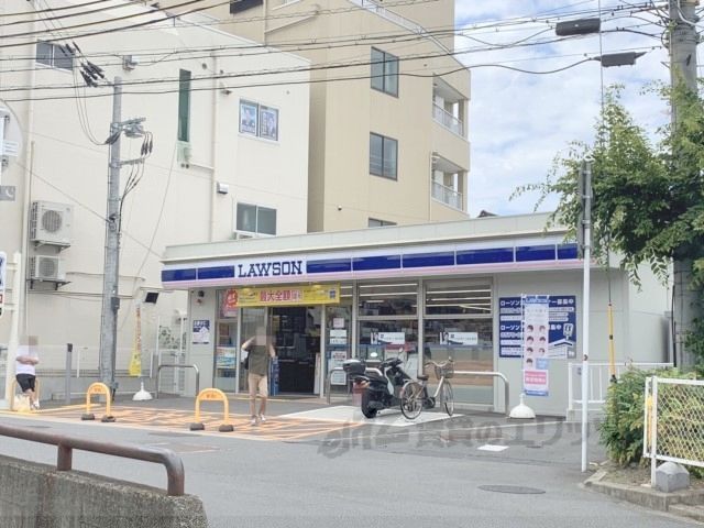 近くにローソン　富雄駅北店まで850メートルあり