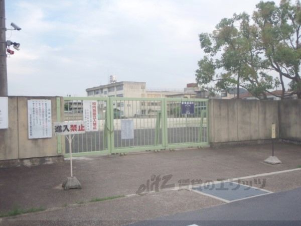 近くに南小倉小学校まで650メートルあり