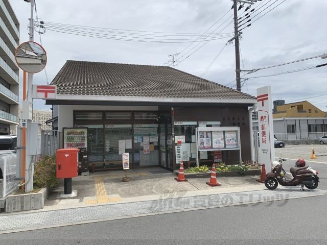 近くに奈良西大寺郵便局まで700メートルあり