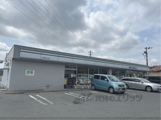 近くにファミリーマート 奈良藤ノ木台店まで800メートルあり