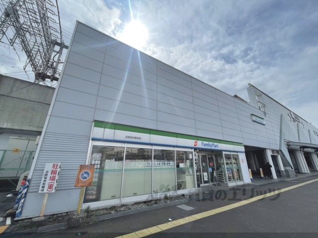 近くにファミリーマート　近鉄桜井駅前店まで800メートルあり