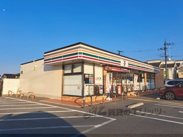 近くにセブンイレブン 桜井粟殿店まで600メートルあり