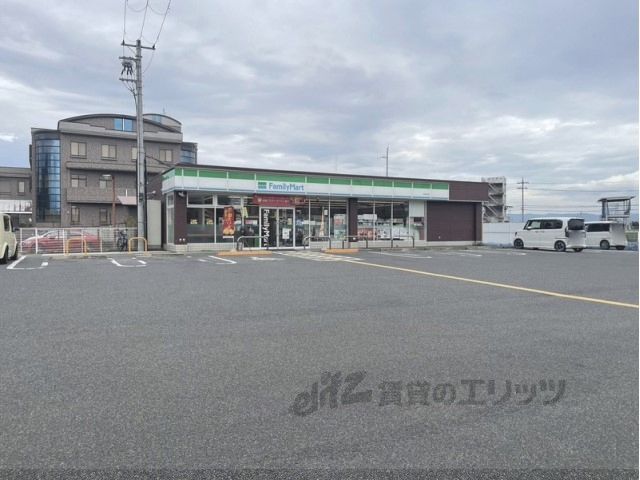近くにファミリーマート 東安堵店まで190メートルあり