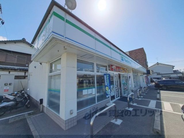 近くにファミリーマート 橿原小綱町店まで450メートルあり