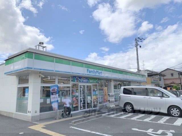 近くにファミリーマート　北郡山店まで950メートルあり