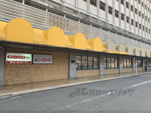 近くにKINSHO　西大寺店まで490メートルあり