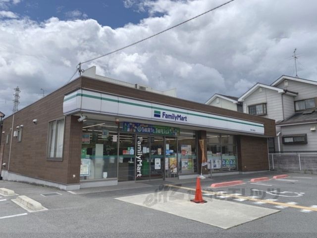 近くにファミリーマート　奈良六条西店まで1100メートルあり