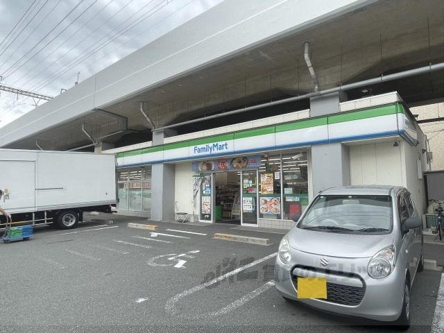 近くにファミリーマート　八戸ノ里駅東店まで700メートルあり