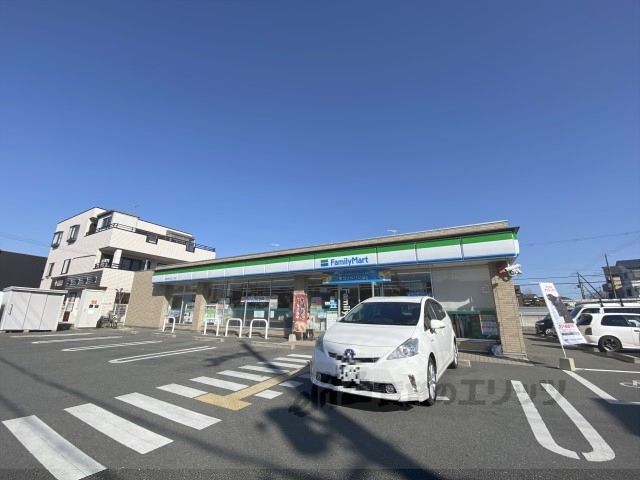 近くにファミリーマート 香芝真美ケ丘二丁目店まで1100メートルあり