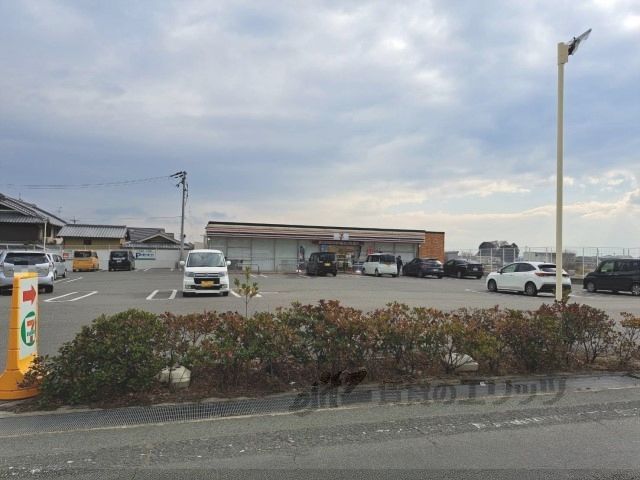 近くにセブンイレブン　葛城勝根店まで900メートルあり