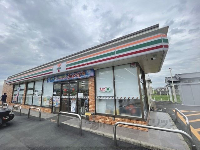 近くにセブンイレブン 川西町唐院店まで1200メートルあり