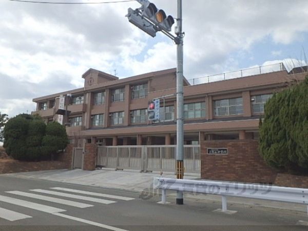 近くに久御山中学校まで2600メートルあり