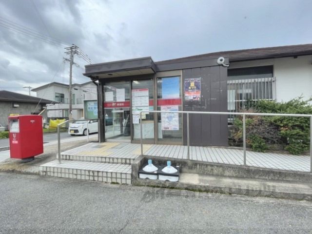近くに川西結崎郵便局まで1100メートルあり
