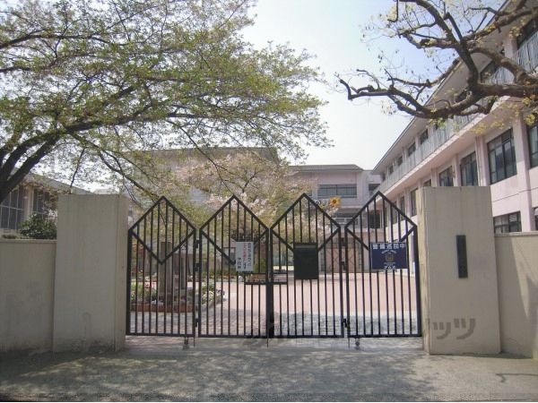 近くに上京中学校まで100メートルあり