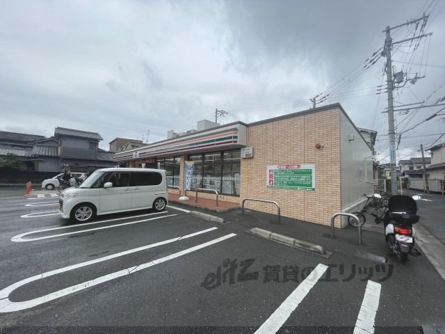 近くにセブンイレブン 東大阪三ノ瀬一丁目店まで400メートルあり