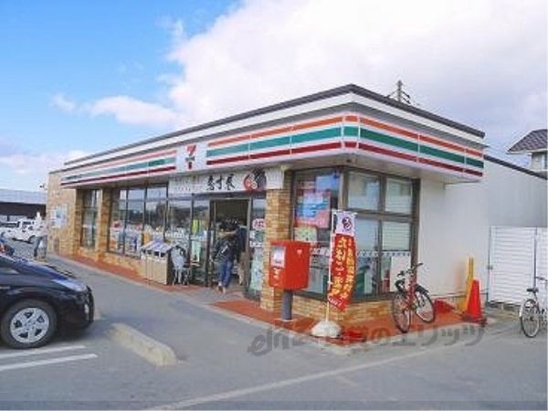 近くにセブンイレブン　木津州見台１丁目店まで2300メートルあり