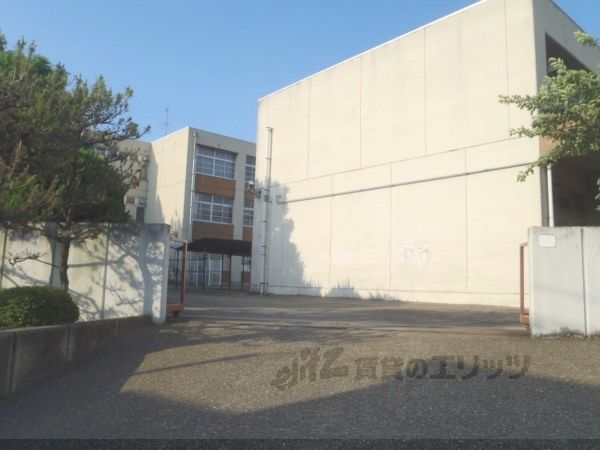 近くに西城陽中学校まで800メートルあり