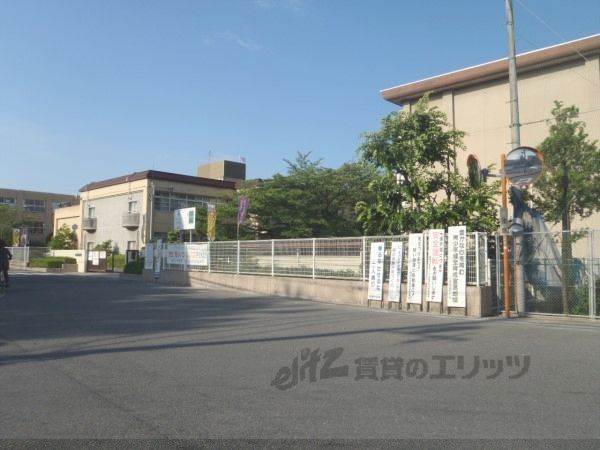 近くに城陽中学校まで700メートルあり