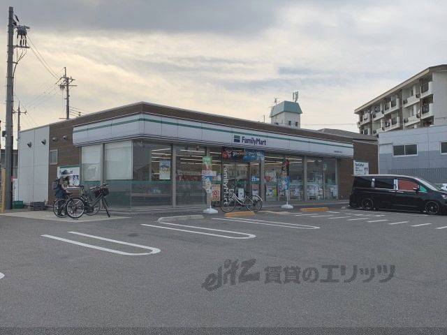 近くにファミリーマート　奈良秋篠早月町店まで400メートルあり