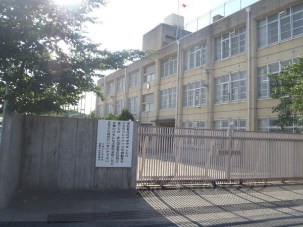 近くに久津川小学校まで800メートルあり