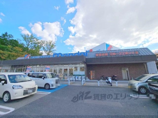 近くに万代 学園前店まで1100メートルあり