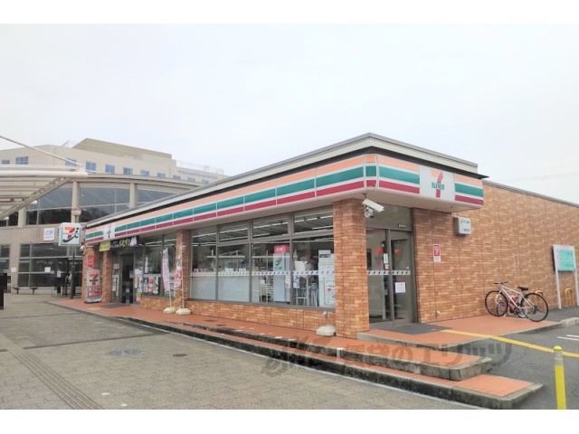近くにセブンイレブン 生駒白庭台駅前店まで450メートルあり