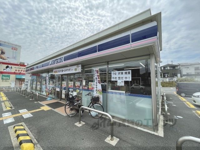 近くにローソン 斑鳩龍田西八丁目店まで270メートルあり