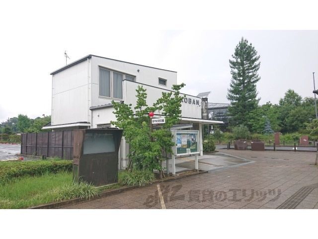 近くにあやめ池交番まで850メートルあり