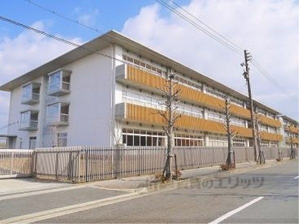 近くに木津南中学校まで350メートルあり
