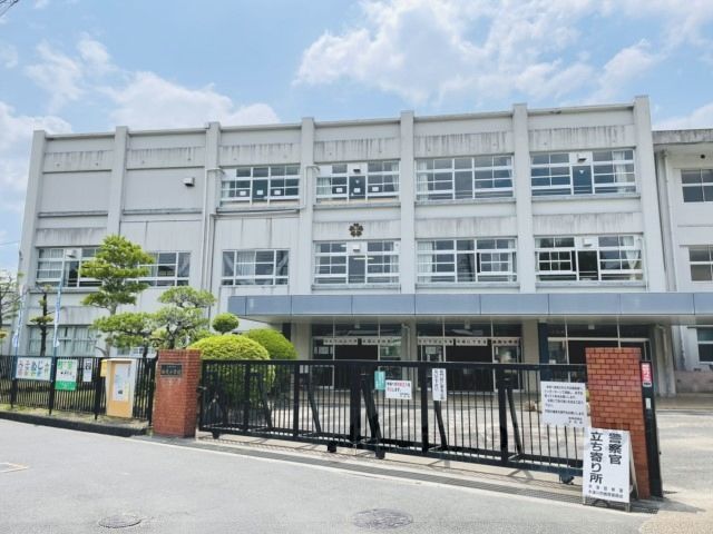 近くに加茂小学校まで850メートルあり