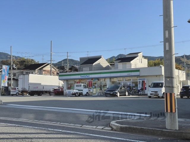 近くにファミリーマート桜井阿部店まで650メートルあり