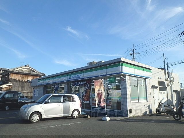 近くにファミリーマート　久御山佐古店まで500メートルあり