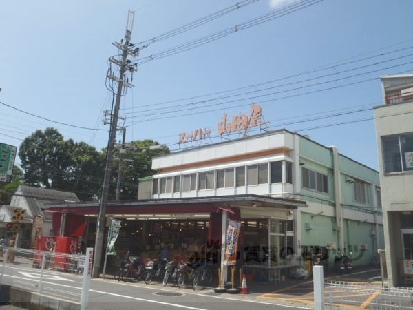 近くにスーパー山田屋 久津川店まで400メートルあり