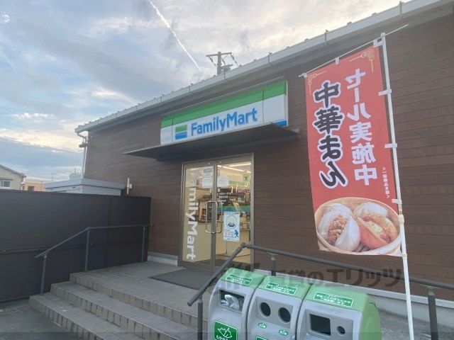 近くにファミリーマート　葛城忍海店まで1900メートルあり